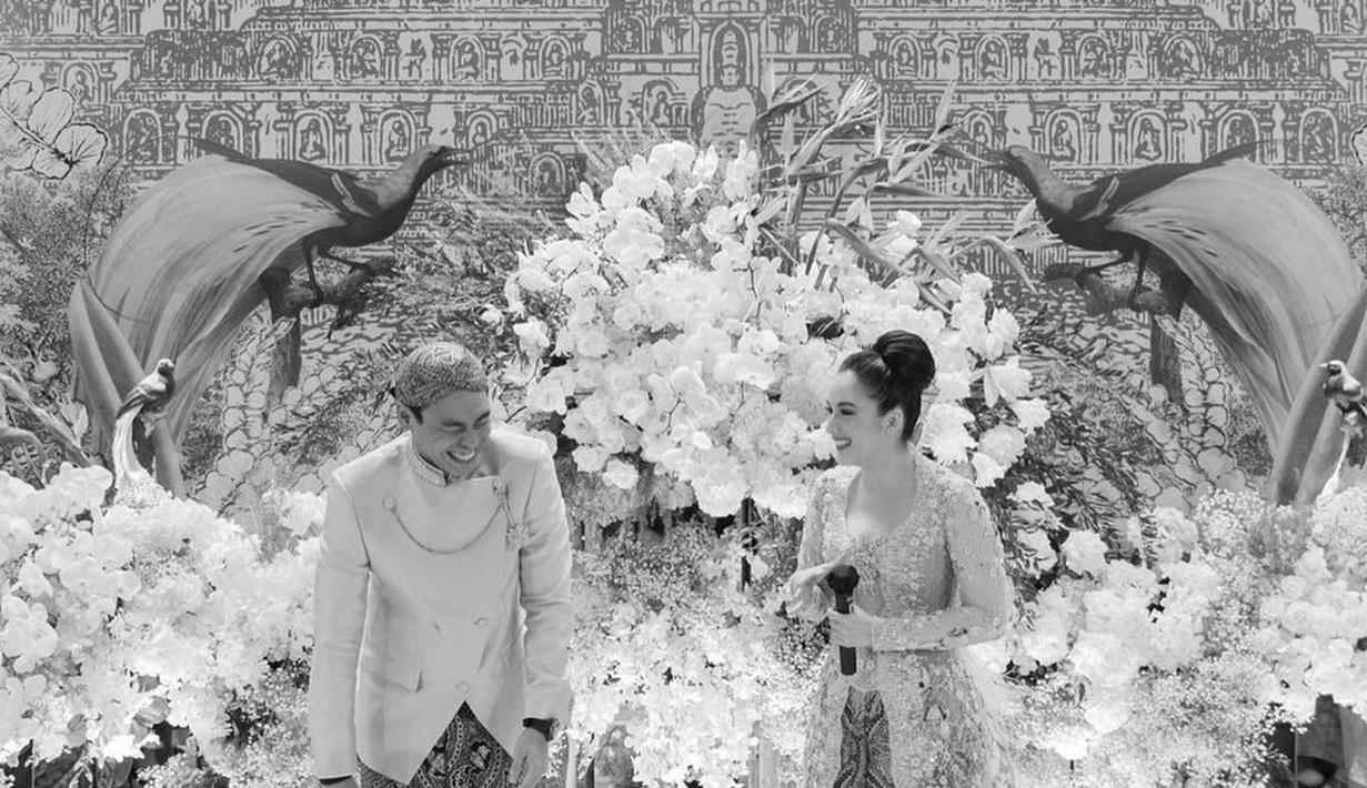 Keseruan momen lamaran Chelsea Islan dan Rob Clinton Kardinal. Pasangan ini tak memperlihatkan ketegangan. (Foto: Instagram/@samantha_barbara26)