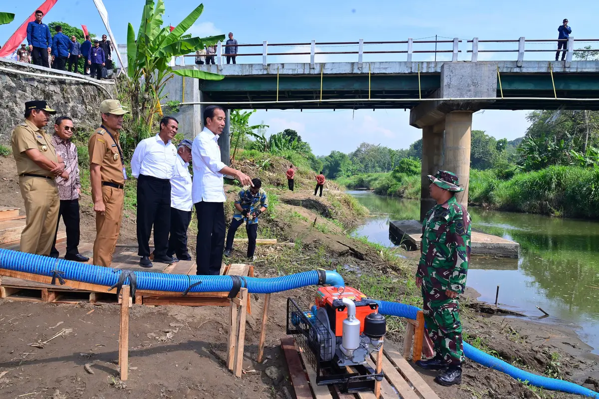 Presiden Joko Widodo atau Jokowi meninjau pelaksanaan pemberian bantuan pompa air untuk pengairan sawah dan pertanian atau pompanisasi di Provinsi Jawa Tengah, Rabu (19/6/2024).