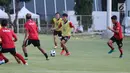 Pemain timnas Laos saat latihan resmi penyisihan sepak bola grup A Asian Games 2018 di Lapangan B, Kompleks GBK, Jakarta, Kamis (16/8). Laos akan menantang timnas Indonesia pada lanjutan penyisihan Grup A, Jumat (17/8). (Liputan6.com/Helmi Fithriansyah)