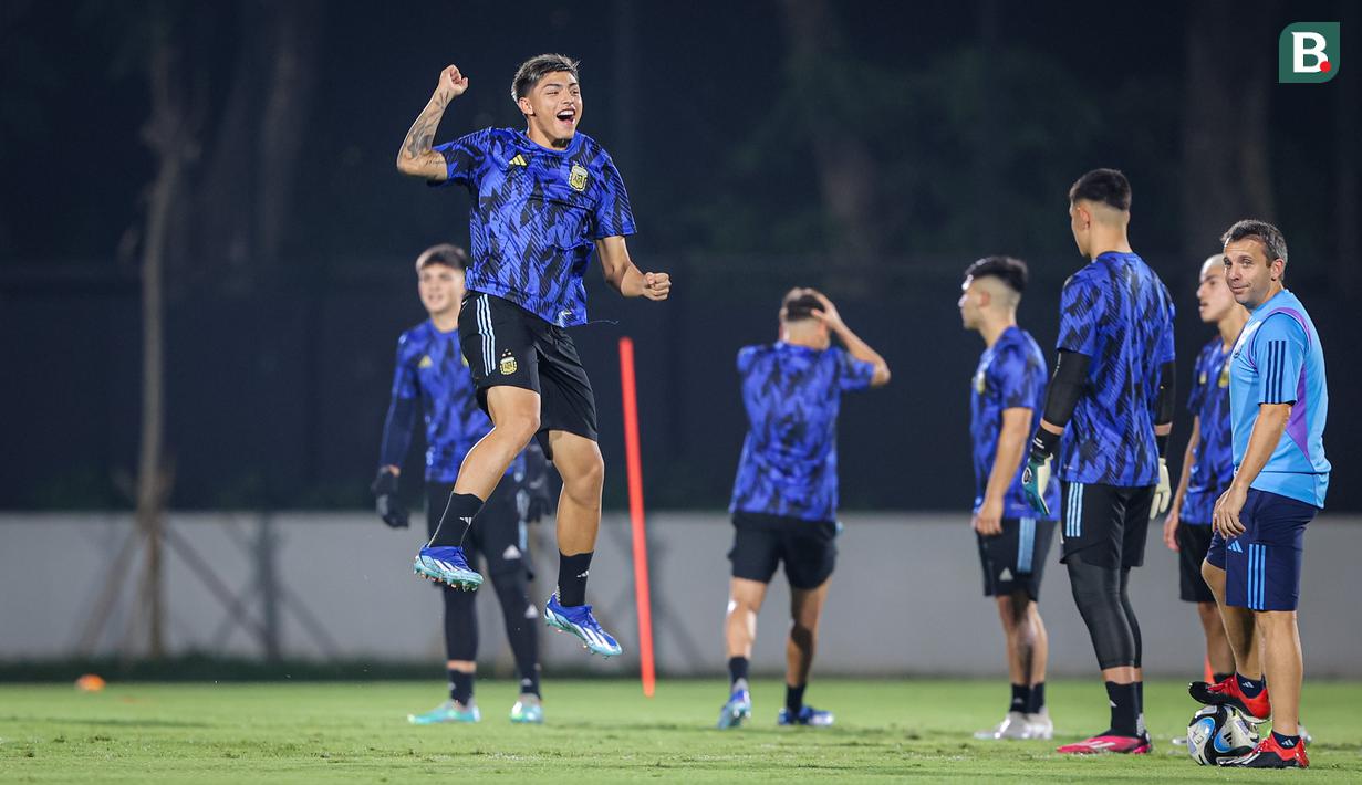 <p>Pemain Timnas Argentina U-17, Agustin Ruberto melakukan selebrasi saat latihan resmi menjelang laga perempat final Piala Dunia U-17 2023 melawan Timnas Brasil U-17 di Lapangan Banteng, Jakarta, Kamis (23/11/2023). (Bola.com/Bagaskara Lazuardi)</p>
