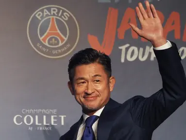 Pemain Jepang Kazuyoshi Miura melambai saat konferensi pers Paris Saint-Germain di Tokyo pada 17 Juli 2022. Kazuyoshi Miura yang berusia 55 tahun resmi gabung klub Portugal, Oliveirense. Ia meninggalkan klub Jepang Yokohama FC dengan status pemain pinjaman sampai akhir musim 2022-2023. (AFP/Toshifumi Kitamura)