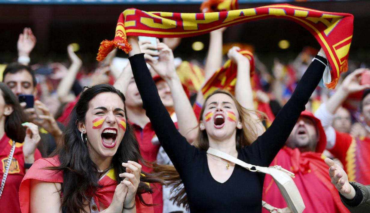 Dua orang suporter Timnas Spanyol tampak bersorak sorai mendukung timnya saat melawan Italia pada laga semifinal Euro 2020 di Stadion Wembley, Rabu (7/7/2021). (Foto:AP/Laurence Griffiths,Pool)