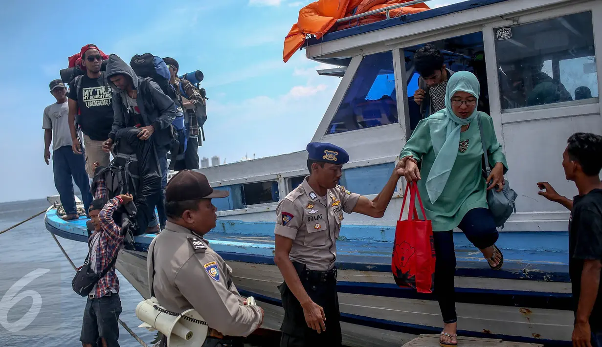 Sejumlah penumpang turun dari kapal jurusan Pulau Pramuka dan Pulau Pari di Pelabuhan Kali Kali Adem, Muara Angke, Jakarta Utara, Senin (2/1/2017). (Liputan6.com/Faizal Fanani)
