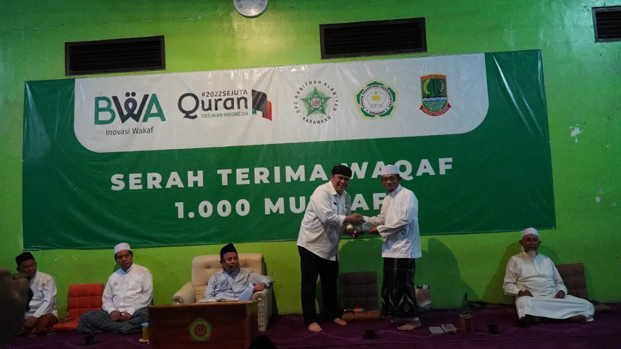 Pemda Karawang Serahkan Seribu AlQur’an Wakaf BWA Ke Warga Cilamaya Karawang