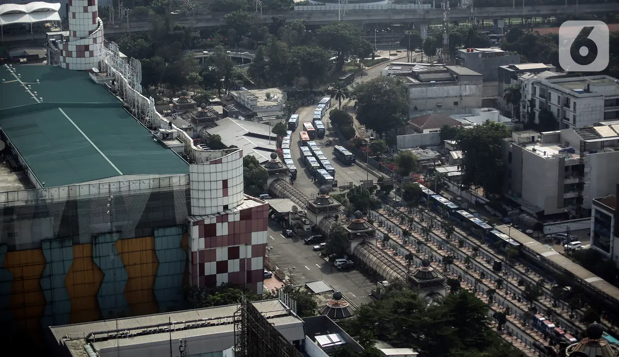 Rencana revitalisasi diharapkan mampu mempermudah warga menggunakan transportasi umum yang terkoneksi antar moda dengan ruang terbuka hijau. (Liputan6.com/Johan Tallo)