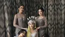 Jadi bridesmaid Mahalini Raharja, Ziva Magnolya kenakan kebaya kutubaru lilac dengan payet silver [@zivamagnolya]