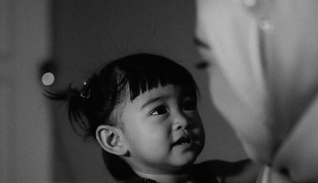 Foto hitam putih Ria Ricis dan Moana ini memperlihatkan kedekatan keduanya. Tatapan Moana ke sang bunda sangat teduh. Foto tersebut diunggah saat kabar kedekatan Teuku Ryan dan Celia Thomas berhembus, YouTuber berusia 28 tahun ini banjir doa dan dukungan dari netizen. Hingga saat ini, Ria Ricis belum membuka suara untuk memberikan tanggapannya. (Liputan6.com/IG/@riaricis1795)