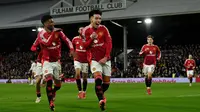 Pemain Manchester United, Lisandro Martinez melakukan selebrasi setelah mencetak gol ke gawang Fulham pada laga lanjutan Liga Inggris 2024/2025 di Craven Cottage, London, Senin (27/01/2025) dini hari WIB. (AFP/Glyn Kirk)