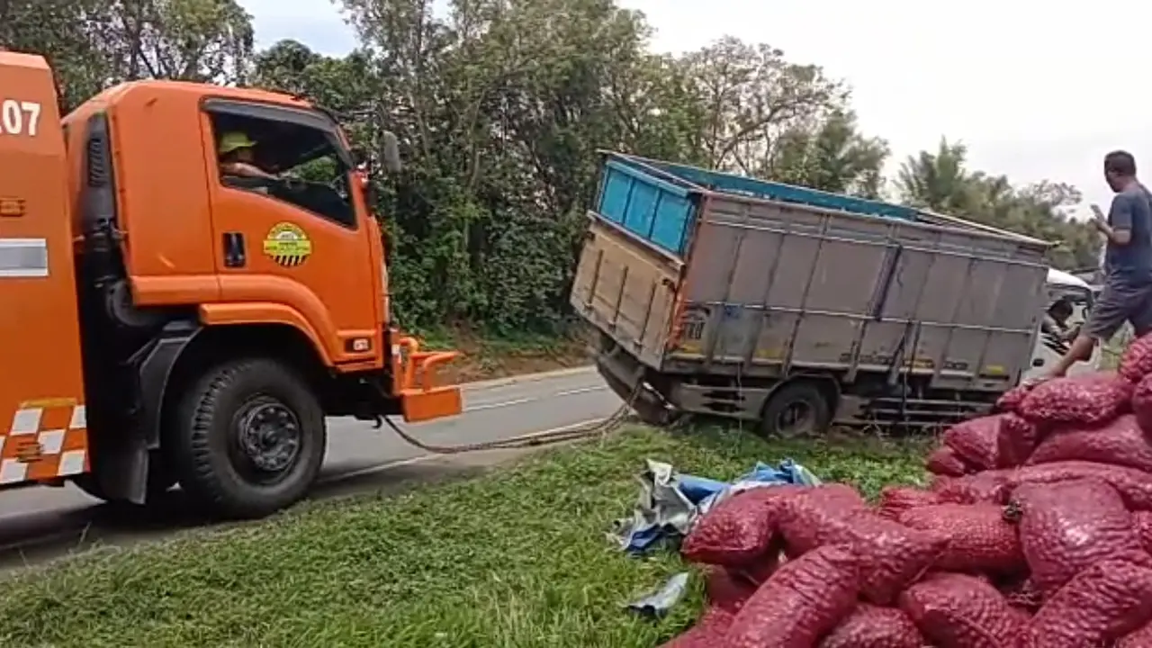 Tumpukan Karung Merah Berisikan Jengkol di Tol Tangerang-Merak. (Jumat, 02/009/2022).