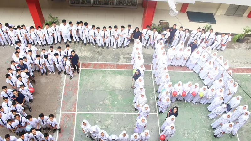 Formasi Huruf 'CJA' yang Dibuat Peserta CJA Goes To School dan Finalis CJA