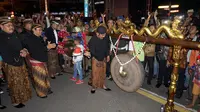 Wali Kota Solo, FX Hadi Rudyatmo saat memukul gong pada pergantian malam tahun baru 2018 lalu.(Liputan6.com/Fajar Abrori)