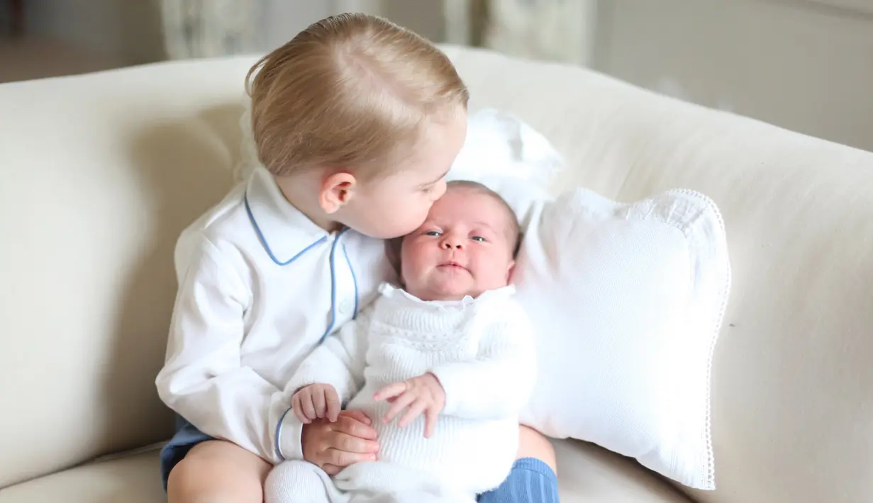 Foto yang dirilis pada Sabtu (6/6/2015) menunjukkan Pangeran George yang mencium mesra kening sang adik, Putri Charlotte di rumah mereka di Anmer Hall, Norfolk. (REUTERS/Duchess of Cambridge)