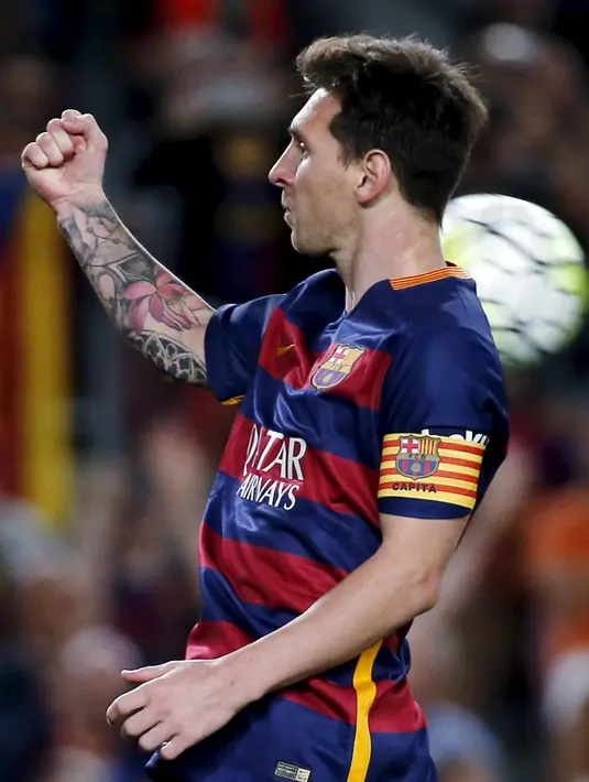 Penyerang Barcelona, Lionel Messi (tengah) melakukan selebrasi usai mencetak gol ke gawang Levante Pada lanjutan Liga Spanyol di stadion Camp Nou, Senin (21/9/2015). Barcelona menang telak atas Levante dengan skor 4-1. (REUTERS/Susana Vera)