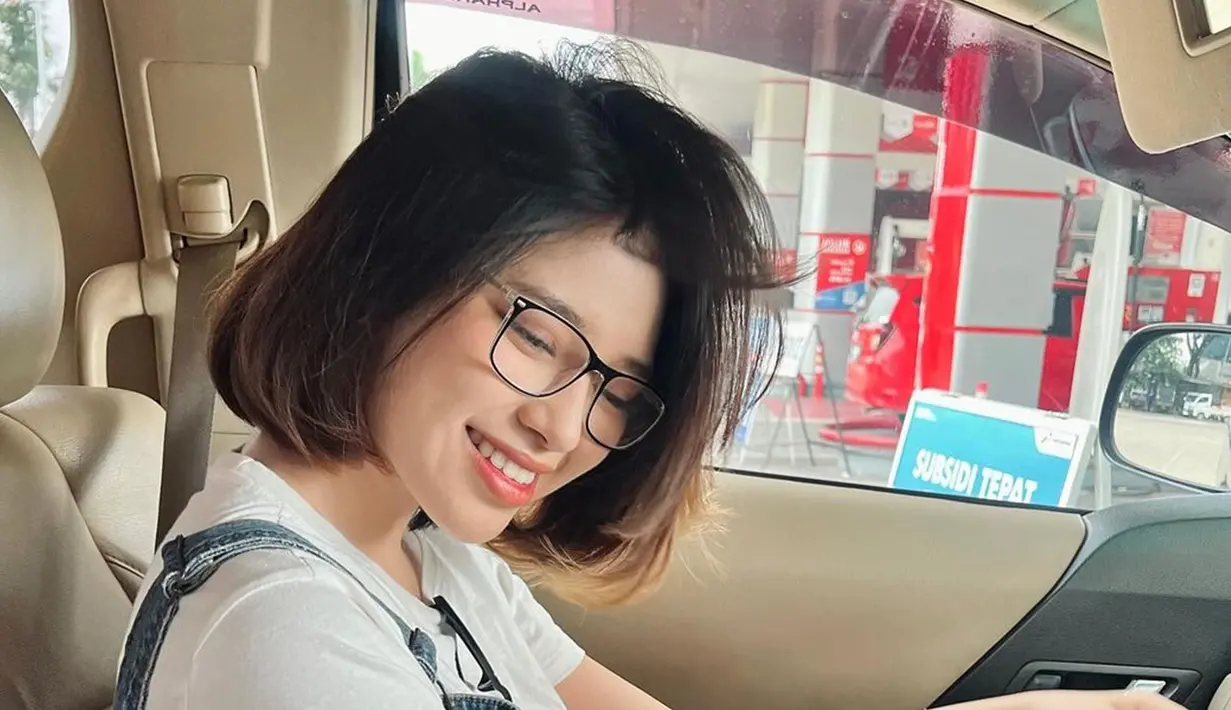 Berpose candid sembari pamer senyum dengan rambut acak-acakan, artis kelahiran 18 Oktober 2005 ini tetap memesona. Dalam momen pergi ke salon ini Anneth memakai kacamata untuk mendukung penampilannya jadi makin menarik. Sejak memulai karier pada tahun 2017, kehidupan, karier hingga penampilannya tentunya tak lepas dari perhatian netizen. (Liputan6.com/IG/@anneth.dlc)
