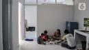 Aktivitas warga di salah satu unit Kampung Susun Kunir, Pinangsia, Tamansari, Jakarta Barat, Minggu (11/9/2022). Kampung susun ini didukung oleh sarana dan prasarana hunian yang lengkap seperti ruang usaha warga yang dikelola koperasi, ruang serbaguna, situs arkeologi, hingga Galeri Kunir sebagai sarana pelestarian budaya. (merdeka.com/Iqbal S. Nugroho)
