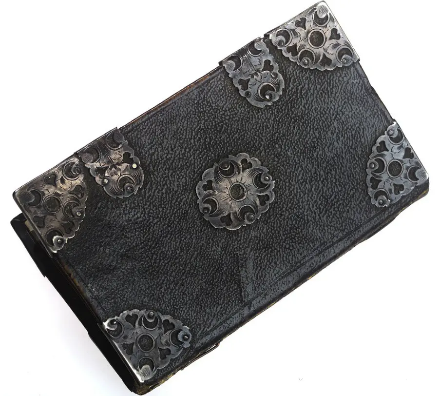 Dompet notes yang diduga terbuat dari kulit manusia. (Sumber Wikimedia Commons)
