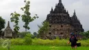 Seorang warga beraktivitas di sekitar Candi Plaosan, Klaten, Jateng, Selasa (26/1/2016). Candi Plaosan diperkirakan dibangun pada masa pemerintahan Rakai Pikatan dari Kerajaan Mataram Hindu, yaitu pada awal abad ke-9 M. (Foto: Boy Harjanto)
