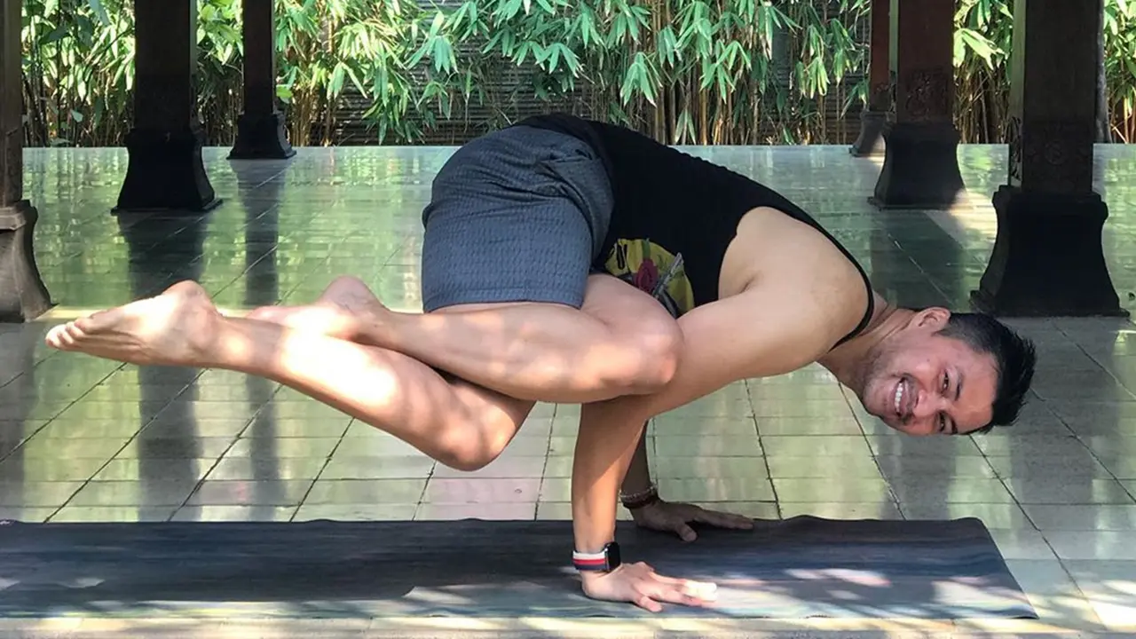 FOTO: Gaya Anjasmara Saat Olahraga Yoga, Punya Tubuh Lentur