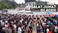 Warga Pidie Jaya Aceh tetap jalankan ibadah salat jumat diantara reruntuhan masjid Jami Quba