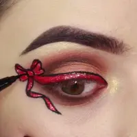 Eyeshadow dengan gambar pita. (Instagram/giuliannaa).