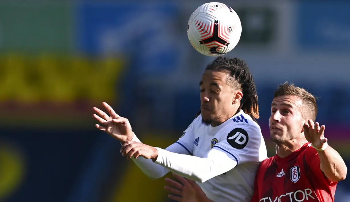Pemain Leeds United, Helder Costa, duel udara dengan pemain Fulham, Joe Bryan, pada laga Premier League di Stadion Elland Road, Sabtu (19/9/2020). Leeds United menang dengan skor 4-3. (Laurence Griffiths/Pool via AP)