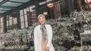 Tampilan kece Kesha Ratuliu ini bisa jadi inspirasi untuk para hijabers. Padukan cardigan dengan top dan pleats skirt. Untuk hijab, pilih sedikit bermotif untuk menjadi statement pada tampilan kamu. (Instagram/kesharatuliu05).