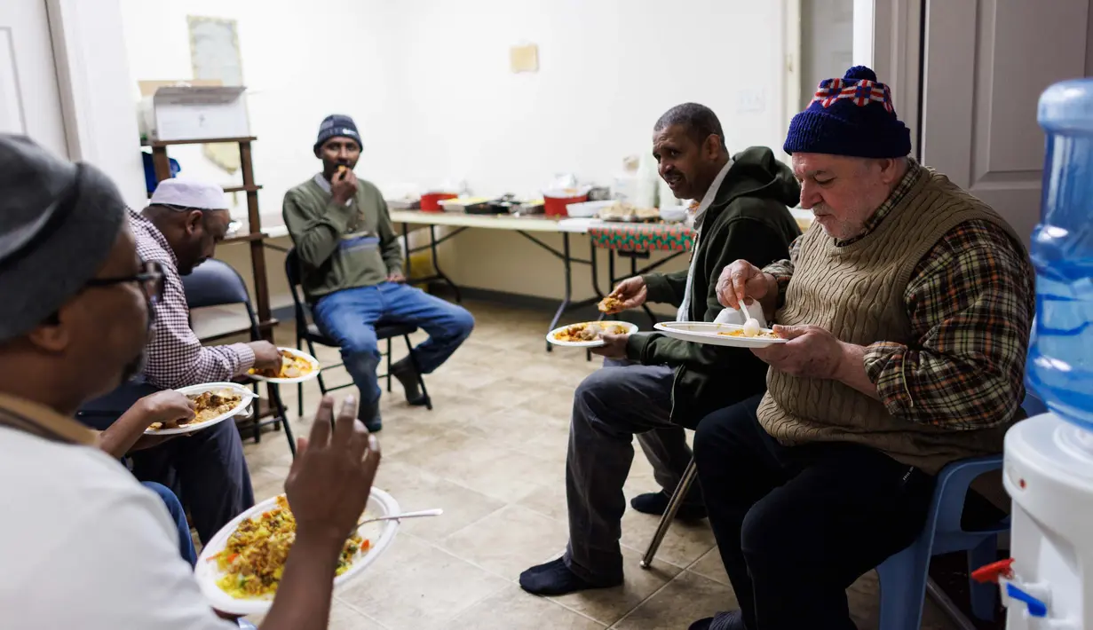 Ketika Ramadan tiba, umat Muslim Inuvik Kanada, berkumpul untuk berbuka puasa bersama dengan hidangan ala rumahan di Masjid Midnight Sun. (Cole BURSTON/AFP)