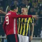 Zlatan Ibrahimovic berdebat dengan Martin Skrtel saat Manchester United kalah 1-2 dari Fenerbahce. (AP Photo)