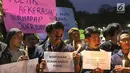 Wartawan dari berbagai media yang tergabung dalam Wartawan Hitam Jakarta menggelar unjuk rasa di depan Istana Merdeka, Jakarta, Kamis (26/9/2019). Mereka mengecam kekerasan terhadap jurnalis oleh kepolisian saat peliputan unjuk rasa di Gedung DPR. (Liputan6.com/Angga Yuniar)
