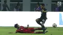 Pemain belakang Indonesia U-19, Samuel Christianson mencoba menahan pemain Thailand U-19, Nakin Wisetchat pada laga persahabatan di Stadion Wibawa Mukti, Cikarang, Jawa Barat, Minggu (8/10). Indonesia menang 3-0. (Liputan6.com/Helmi Fithriansyah)