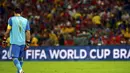 Penjaga gawang Spanyol, Iker Casillas, tertunduk meninggalkan lapangan di Stadion Maracana, Rio de Janeiro, (19/6/2014), usai dikalahkan Chile 0-2 di babak penyisihan Piala Dunia Grup B. (REUTERS/Pilar Olivares)