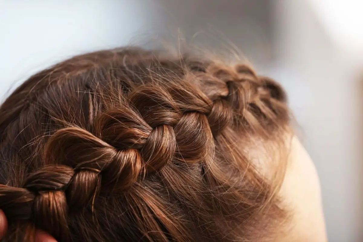 Rambut Kepang Nggak Selalu Lurus ke Bawah, Lalu?