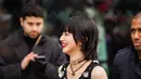 Nana Komatsu tersenyum saat tiba menghadiri koleksi siap pakai Chanel Fall/Winter 2023-2024 Selama Paris Fashion Week 2023. Nana Komatsu tampak sumringah bertemu dengan orang-orang hebat yang ikut datang di acara fashion show tersebut. (Instagram/nanakomatsu71)