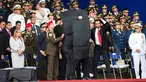 Pengawal melindungi Presiden Venezuela Nicolas Maduro dengan perisai antipeluru saat serangan drone di Caracas, Venezuela, Sabtu (4/8). Dua drone yang dipersenjatai dengan bahan peledak meledak di dekat Presiden Maduro. (Xinhua via AP)