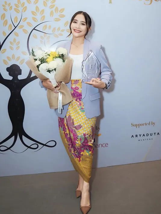 Prilly Latuconsina tampil mengenakan blazer biru dengan tanktop putih, dipadukan kain batik colorful sebagai bawahannya. [@prillylatuconsina96]
