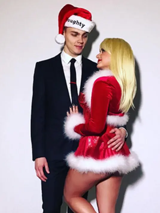 Merayakan Natal lebih awal dilakukan oleh Ariel Winter. Wanita yang gemar memamerkan lekuk tubuh seksinya telah mengunggah foto bernuansa Natal bersama seorang pria. (Instagram/Arielwinter)