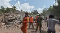 Petugas penyelamatan melakukan aksi cepat untuk menenang dan melakukan evakuasi warga saat terjadi gempa susulan yang terjadi di Tanjung pulau Lombok, NTB, Kamis (9/8).(AFP/ ADEK BERRY)