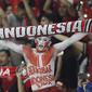 Suporter Timnas Indonesia memberikan dukungan saat melawan Timor Leste pada laga Piala AFF 2018 di SUGBK, Jakarta, Selasa (13/11). Indonesia menang 3-1 atas Timor Leste. (Bola.com/M. Iqbal Ichsan)