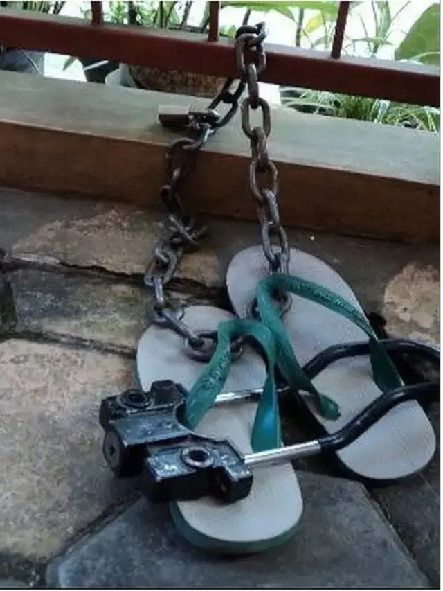 6 Potret Sandal Jepit Dipasang Gembok Anti Maling, Bikin Geleng Kepala