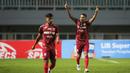 Pemain Persis Solo, Alberto Beto Goncalves melakukan selebrasi usai mencetak gol penyeimbang 1-1 ke gawang Martapura Dewa United dalam laga semifinal Liga 2 2021 di Stadion Pakansari, Bogor, Senin (27/12/2021). (Bola.com/Bagaskara Lazuardi)