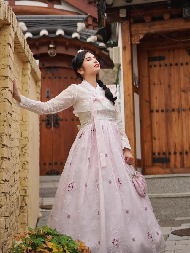 7 Potret Maria Vania Tampil Elegan Pakai Hanbok saat Liburan ke Korea Selatan