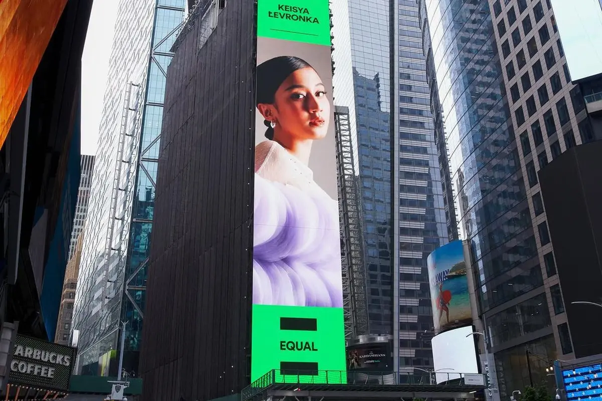 Wajah Keisya Levronka mejeng di Times Square New York (https://www.instagram.com/p/ClBFNFSLfDj/)