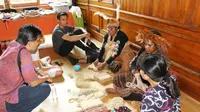 Anggota Bhayangkari Papua Saat Mengajarkan Cara Membuat Noken Dalam Kegiatan Misi Budaya di Frankfurt, Jerman, Selasa (3/9/2019). (Foto: Istimewa)