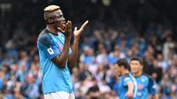 Penyerang Napoli, Victor Osimhen tampak frustrasi setelah timnya ditahan 1-1 oleh Salernitana dalam lanjutan Serie A 2022/2023, Minggu (30/4/2023) malam WIB. (AFP/Filippo Monteforte)