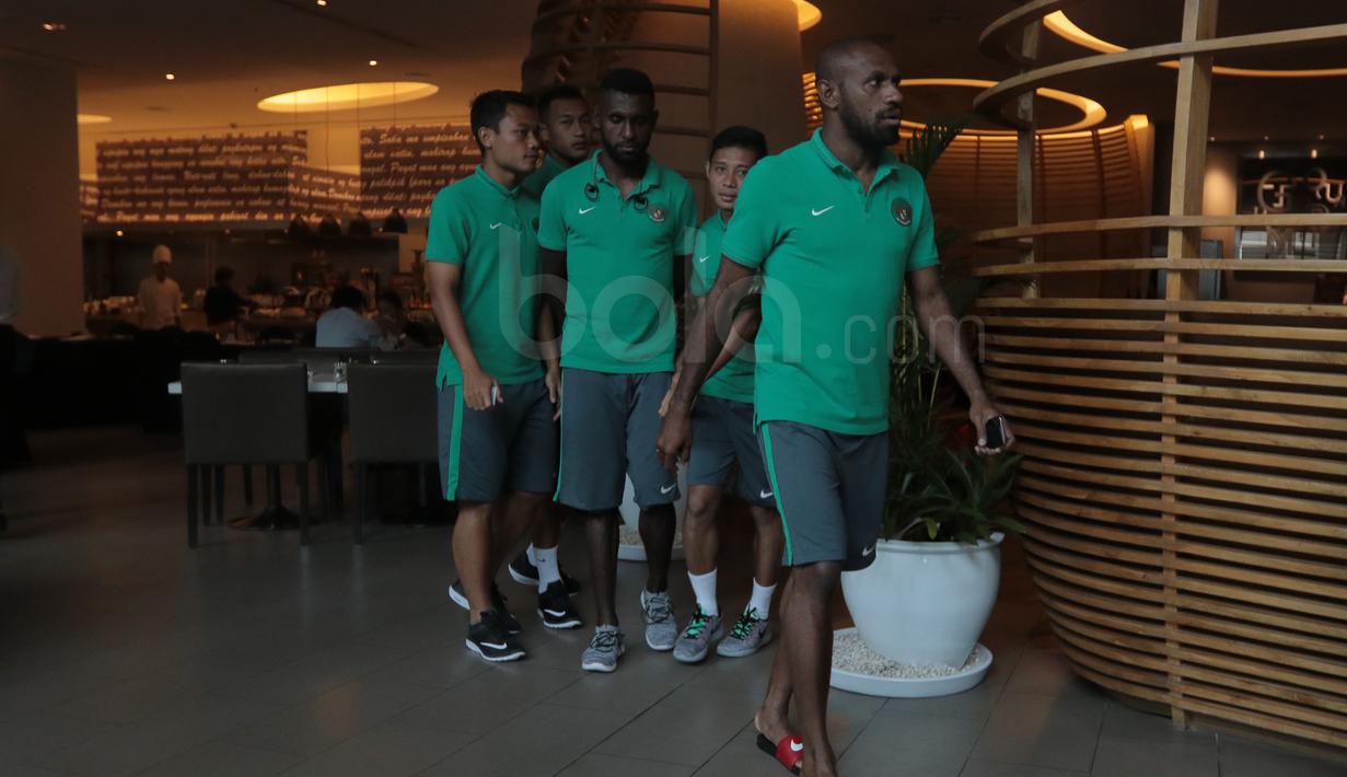 Kapten Timnas Indonesia Boaz Solossa dan rekan-rekannya usai  menikmati makan siang bersama para pemain Thailand di Hotel Novotel, Filipina, (18/11/2016). (Bola.com/Nicklas Hanoatubun)