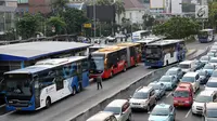 Suasana di Halte Harmoni, Jakarta, Senin (10/7). PT Transportasi Jakarta menargetkan jumlah penumpang bus Transjakarta pada tahun 2017 adalah 185 juta orang, atau naik sebanyak 50 persen. (Liputan6.com/Immanuel Antonius)
