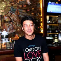 "Dia (Dave) itu mahasiswa orang Indonesia yang ada di sana (London). Anak dari keluarga cukup mampu yang setia dan ambisius. Dia rajin ibadah," jelas aktor kelahiran Jakarta, 10 September 1988 ini. (Andy Masela/Bintang.com)