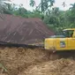 Tim gabungan melakukan pencarian terhadap korban longsor di Padang Pariaman, Kamis (30/9/2021). (Liputan6.com/ BPBD Sumbar)