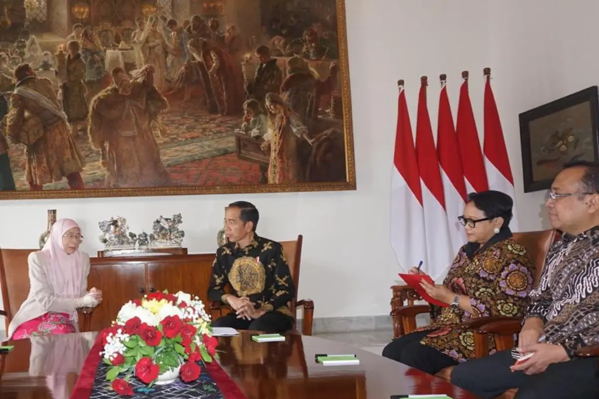 Presiden RI Joko Widodo menerima kunjungan Wakil Perdana Menteri Malaysia, Wan Azizah Wan Ismail, di Istana Bogor, Selasa, 9 Oktober 2018 (Liputan6.com/Titin Supriatin)