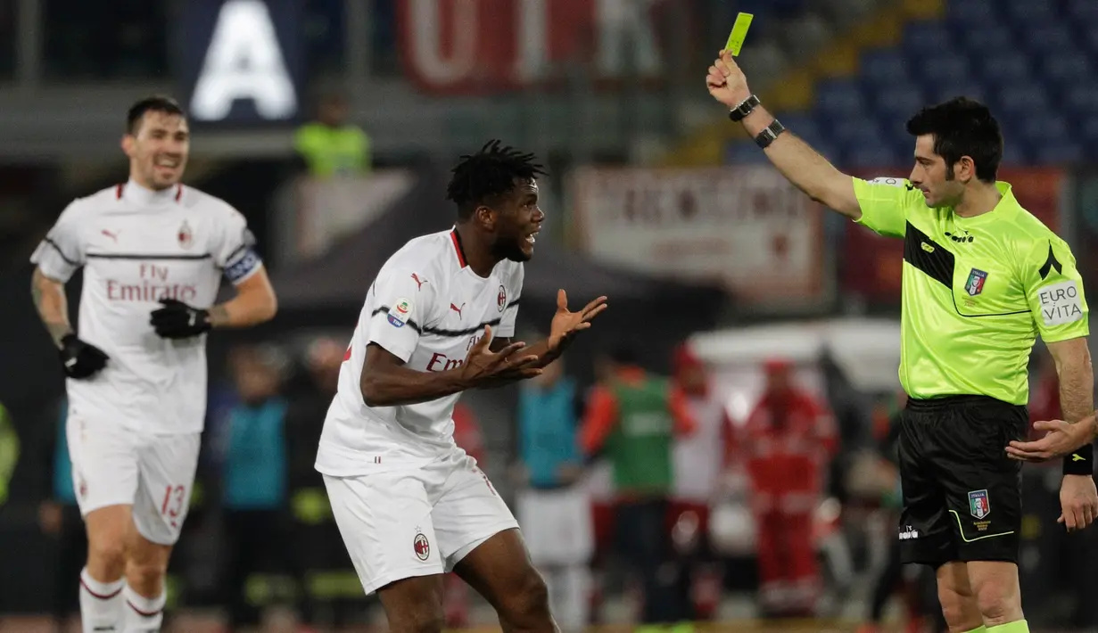 Pemain AC Milan, Franck Kessie mendapat kartu kuning saat bertanding melawan AS Roma pada laga pekan ke-22 Serie A di Stadion Olimpico, Roma, Italia, Minggu (3/2). AS Roma  menahan imbang AC Milan 1-1. (AP Photo/Gregorio Borgia)